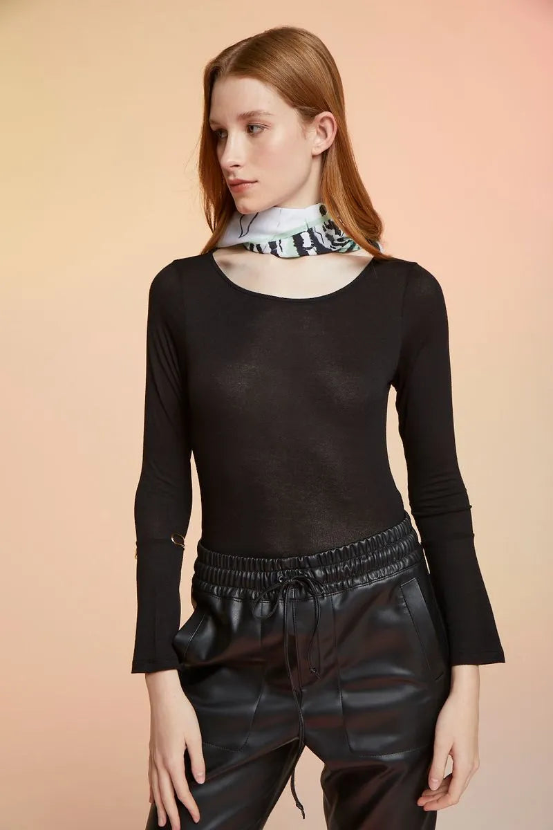REMERA ÁMBAR NEGRO